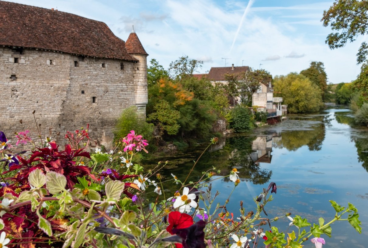 Arquitetura e paisagem junto ao rio Serein, na regi&atilde;o de Chablis